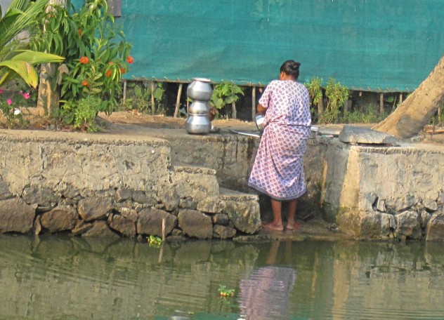 Kerala Geschirrwaesche Backwaters