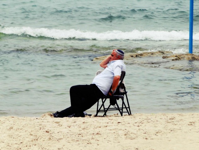 Israel Tel aviv Mann am Strand
